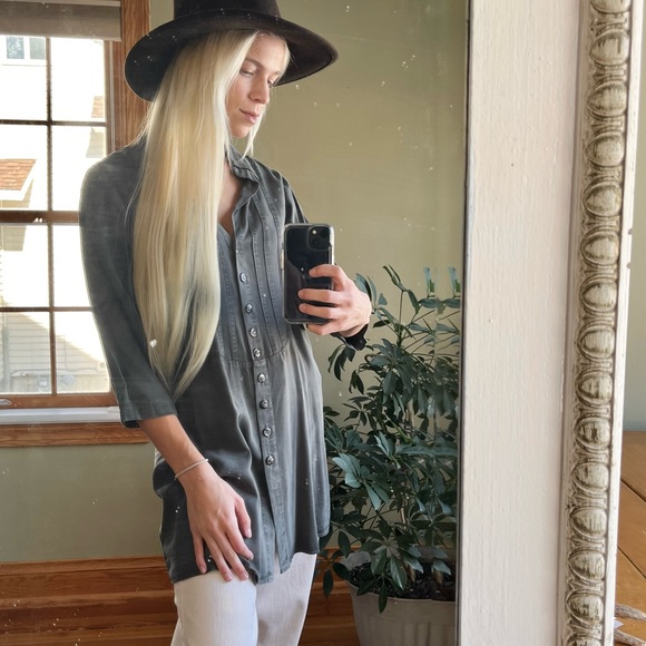 Free People Tops - 🌞Funky grey longer top